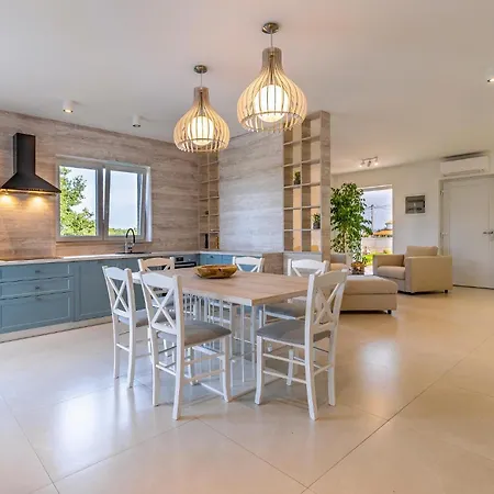 2 Bedroom Lovely In *