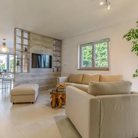 2 Bedroom Lovely In Holiday home