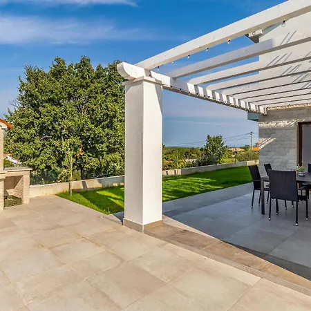 2 Bedroom Lovely In Hrboki