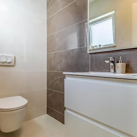 2 Bedroom Lovely In *