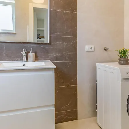 2 Bedroom Lovely In