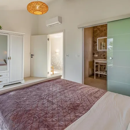 2 Bedroom Lovely In Holiday home Hrboki