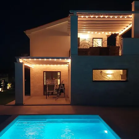 2 Bedroom Lovely In Hébergement de vacances Hrboki